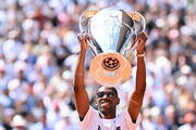 Дембеле принес трофей Лиги чемпионов на центральный корт Ролан Гаррос фото 2 dembele-prines-trofey-ligi-chempionov-na-tsentralniy-kort-rolan-garros-foto-2