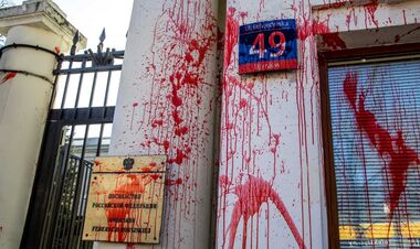 ФОТО. Посольство росії у Варшаві облили червоною фарбою