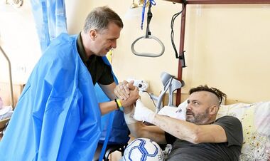 ФОТО. Ребров відвідав поранених військових: Велика честь бути поруч з вами