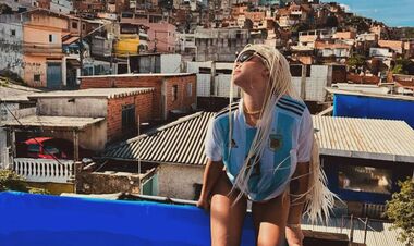 ФОТО. Ванда Нара влаштувала жарку фотосесію у футболці Ікарді у басейні