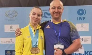 Украинка выиграла три золотых медали на юниорском ЧЕ по тяжелой атлетике